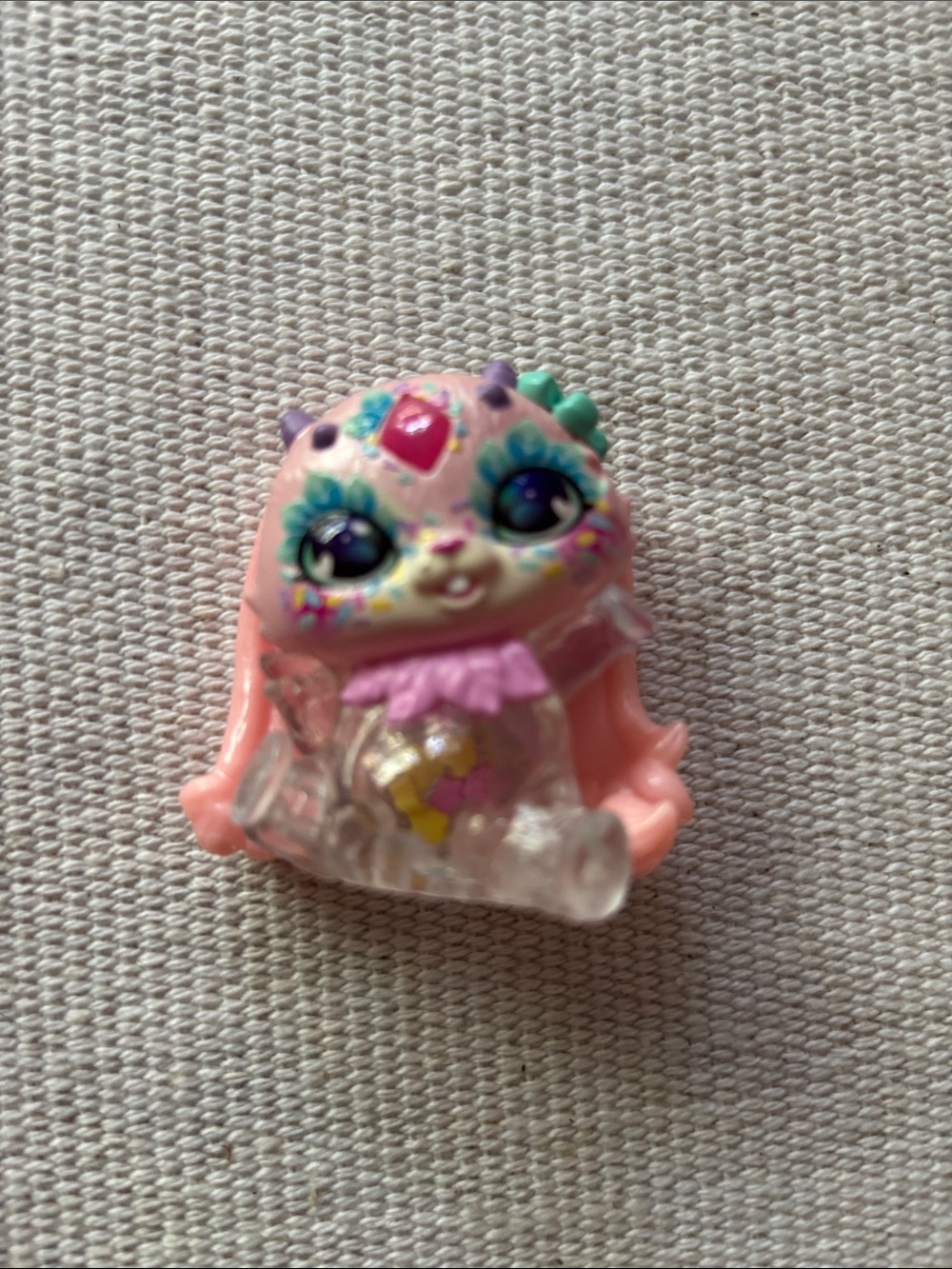 Luggle figure from Magic Mixies Mixlings Series 4: Magicus Party collection